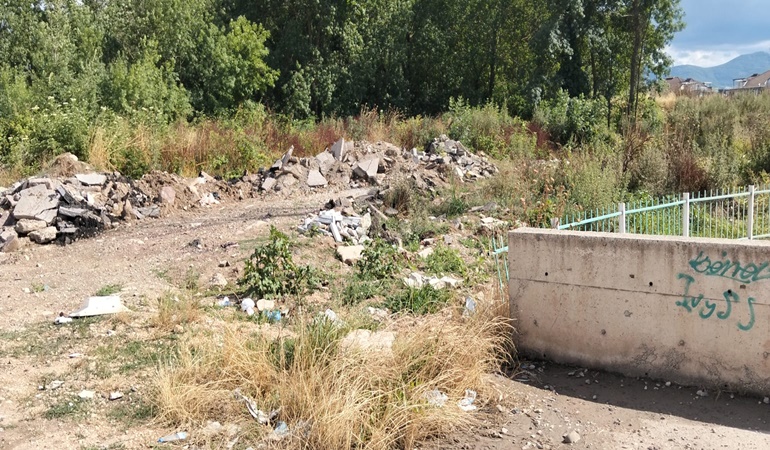 Yeşil alana moloz atanlar cezalandırılmalı