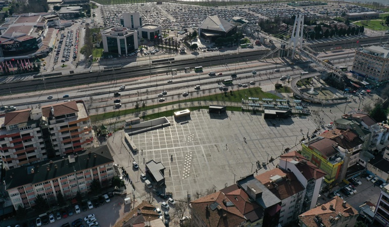 Yıkılan eski valilik binasından boşalan noktada tören alanı düzenlemesi