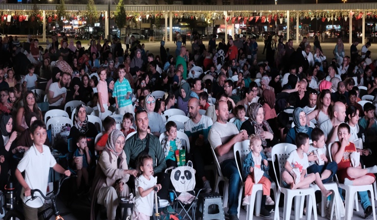 Yıldızların altında Rafadan Tayfa Galaktik Tayfa filmini izlediler