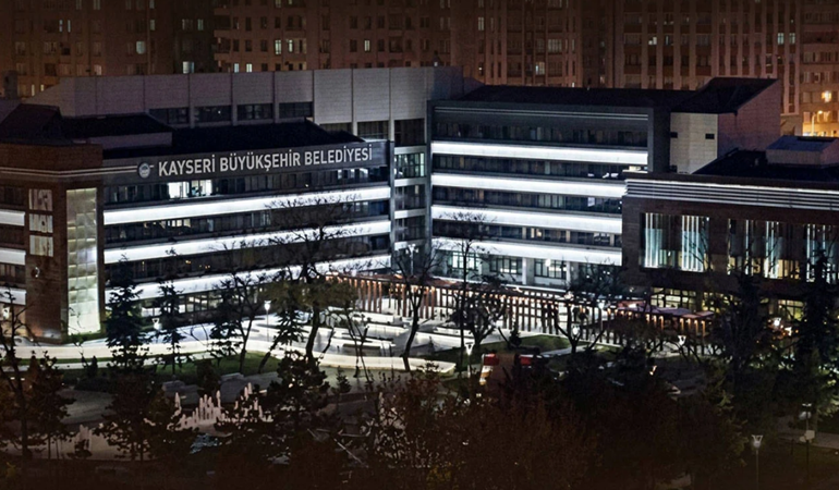 Yiyin efendiler, yiyin; patlayıncaya, çatlayıncaya kadar yiyin!