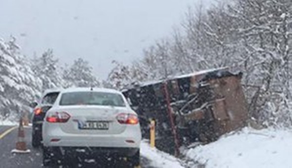 Yola tuz atan kamyon devrildi