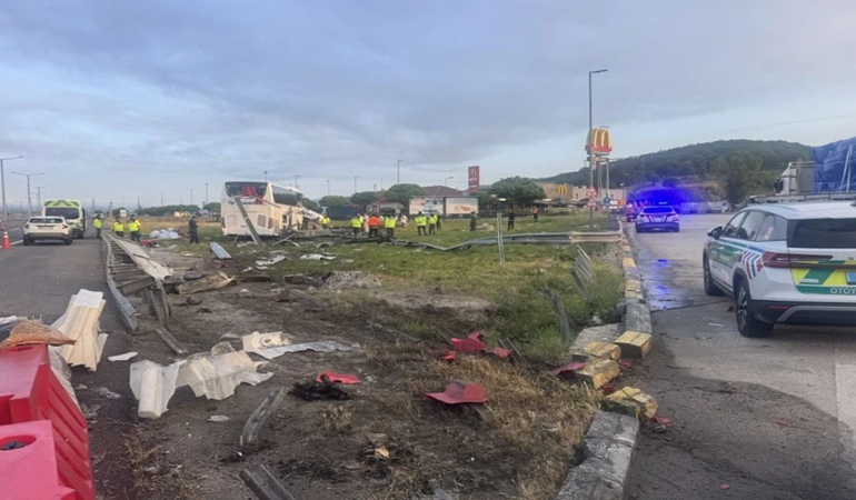 Yolcu otobüsü yoldan çıktı: 15 yaralı