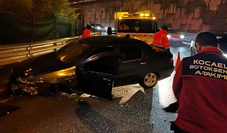 Yolda gördükleri kazaya müdahale ettiler