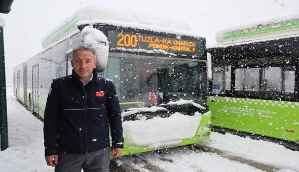 Yolda ve durakta kalan yayaları otobüse aldı