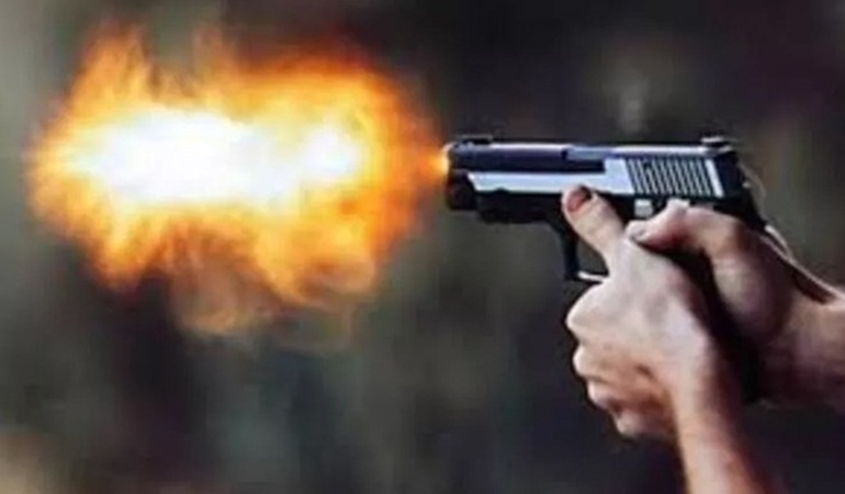 Yolda yürüyen kişilere otomobilden silahla ateş etti