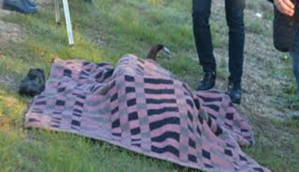 Yolun kenarında battaniyeye sarılı ceset bulundu