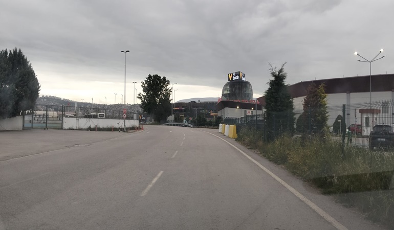 Yön tabelası sürücüleri yanlış yönlendiriyor