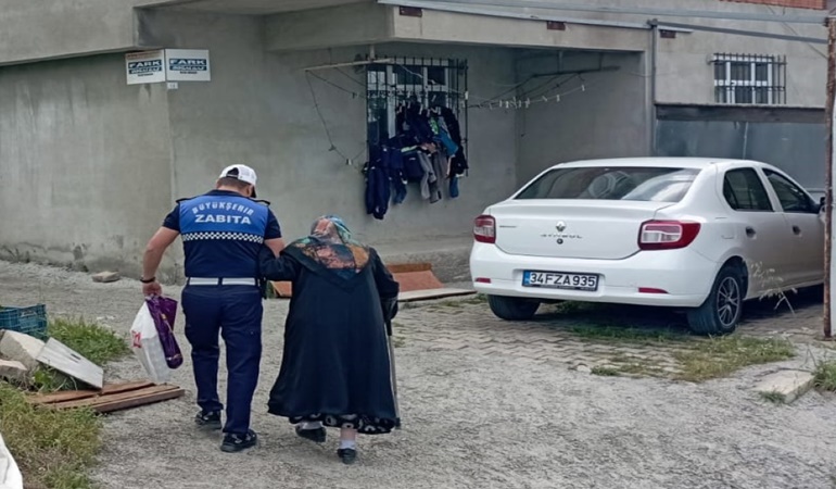 Yürümekte zorlanan Fatma teyzenin imdadına zabıta yetişti