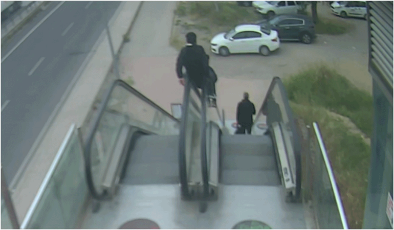 Yürüyen merdivenleri kaydırak gibi kullandılar!