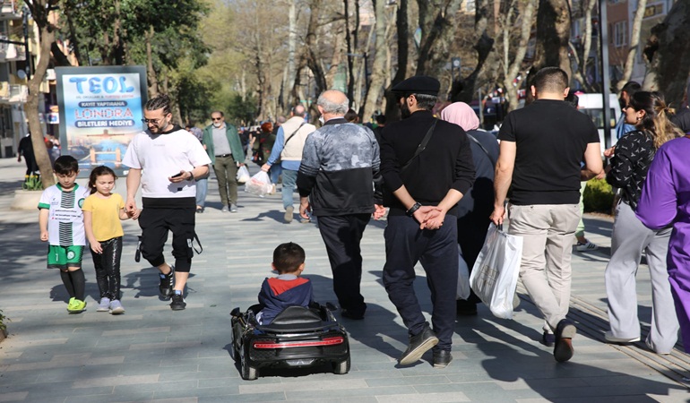 Yürüyüş Yolu cıvıl cıvıl