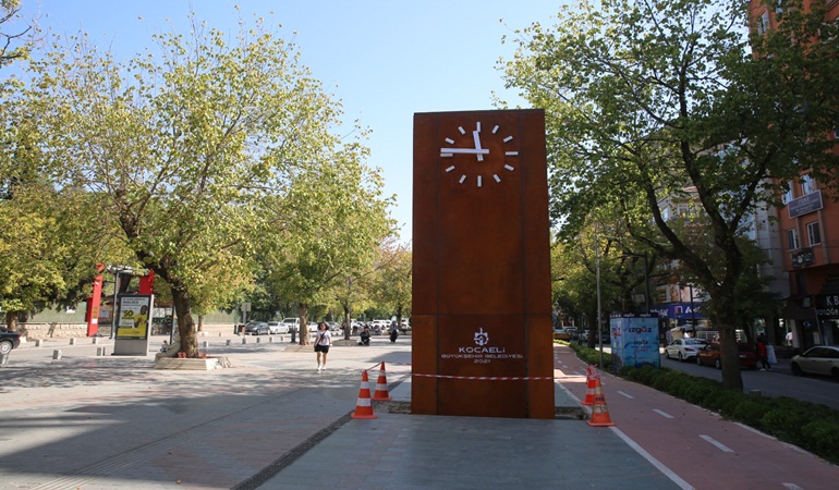 Yürüyüş Yolu’na 6 metre yüksekliğinde saat kulesi 