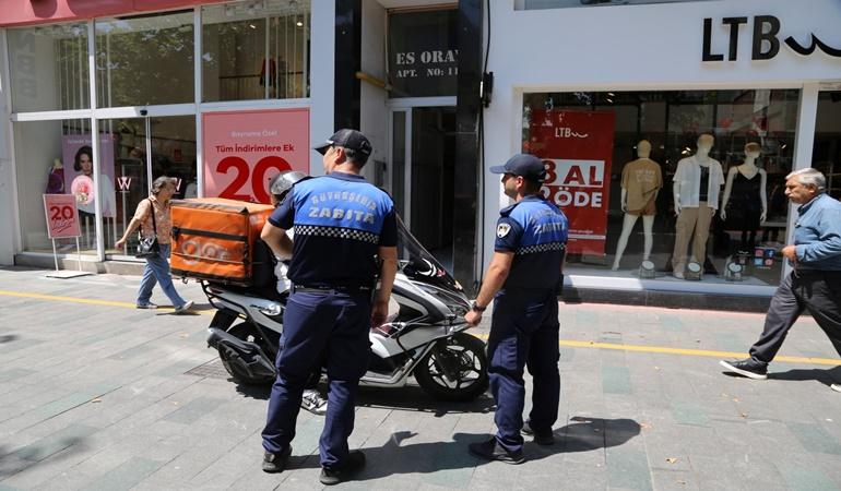 Yürüyüş yoluna giren motosiklet sürücüleri uyarıldı