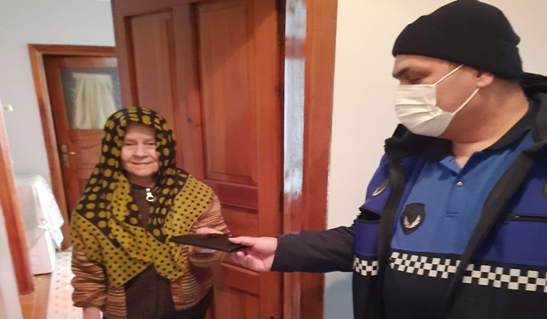 Yürüyüş Yolunda bulduğu cüzdanı sahibine teslim etti