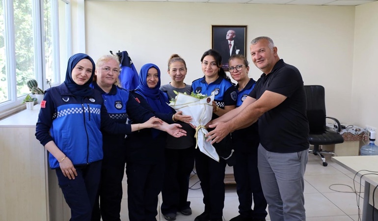 Zabıta ekipleri çiçek dağıttı!
