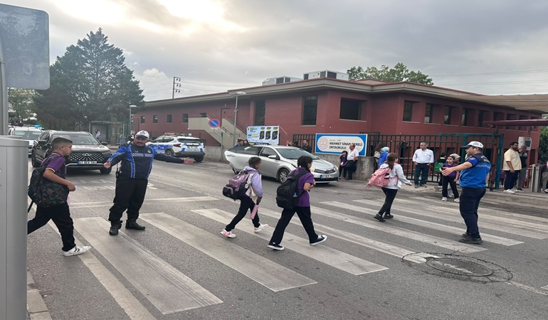 Zabıta ekipleri okul önlerinde yerlerini aldı