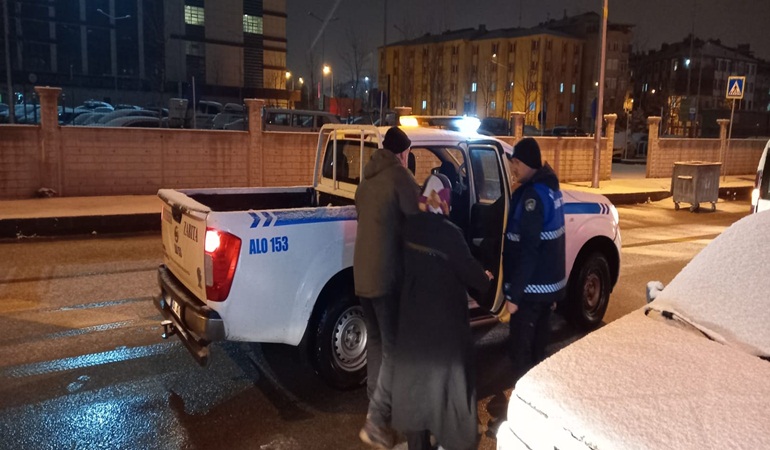Zabıta kar kış demeden vatandaşın yanında
