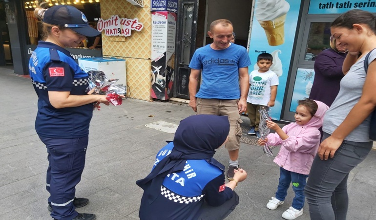 Zabıtadan esnaf ve vatandaşa karanfil