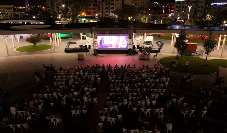 Zafer kutlamalarına yakışan film!