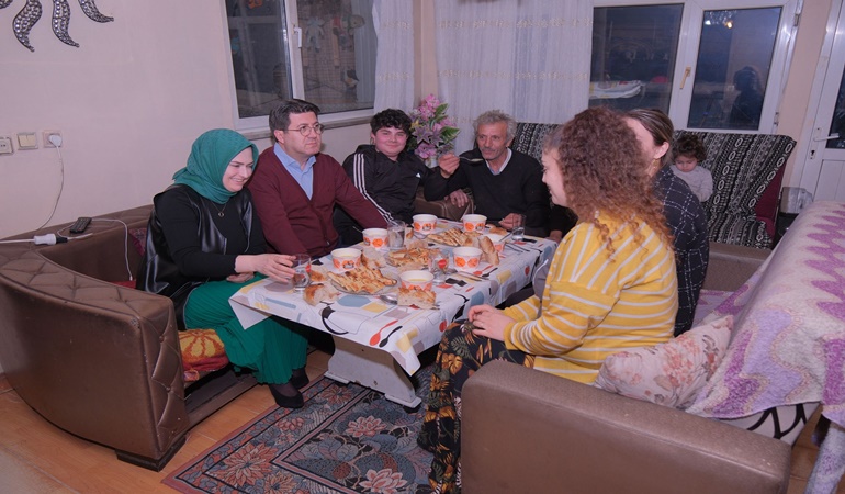 Zafer Mutlu, halkın iftar sofrasında