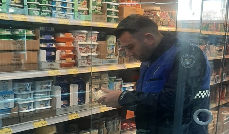 Zincir markette tarihi geçmiş ürün tespit edildi