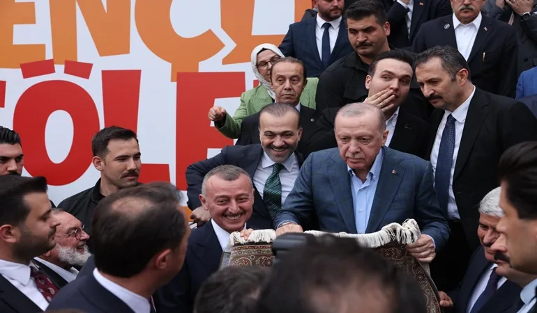 Cumhurbaşkanı Erdoğan’a İzmit’te forma imzalatıldı