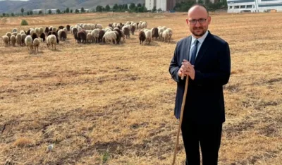 Rektörün koyunlu paylaşımı tartışma çıkardı!
